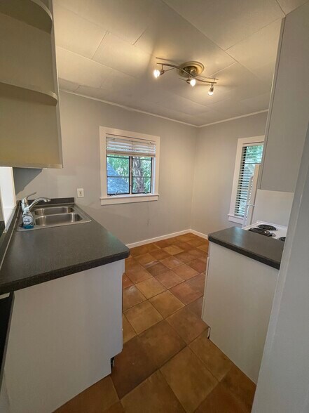 Building Photo - 516 Cathcart Ave