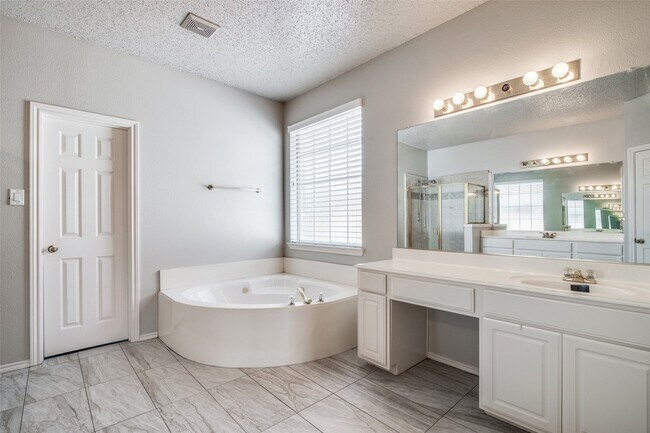 Building Photo - 1520 Eaglepoint Dr