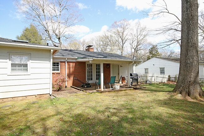 Building Photo - Pet Friendly, One Level Living in Johnson ...