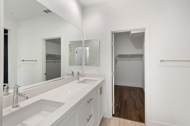 Building Photo - 3 Bedroom + Loft for Lease GREAT PARK LOCA...