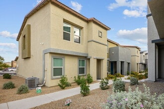 Building Photo - "Charming 3-Bedroom Townhouse with 2.5 Baths in Scenic Las Vegas Locale!"