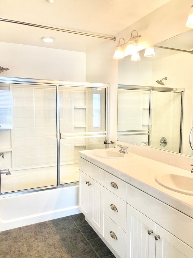 Building Photo - Beautifully Upgraded & Appointed End Condo...