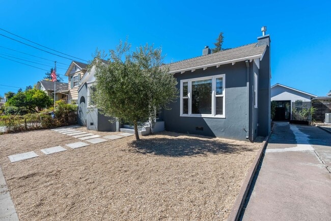 Building Photo - Charming Updated 2 bed, 2 bath Home near D...