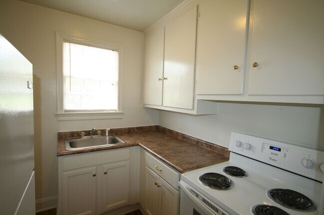 Building Photo - Charming 1BR duplex. Walk to 9th St. and DUKE!
