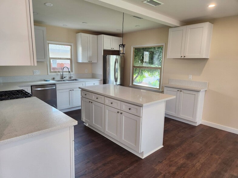 Building Photo - 914 N Olive St