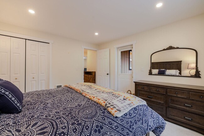 Building Photo - Furnished Rental in Desirable NW Bend Neighborhood