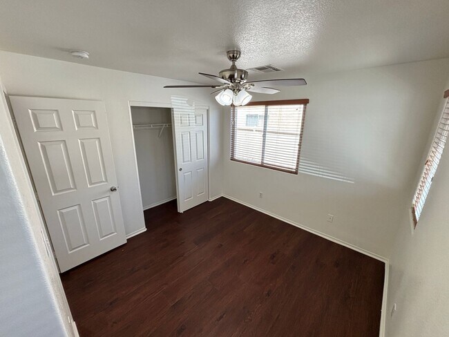 Building Photo - Beautiful 5Bed/2.5Bath/2Car home located near Seven Hills