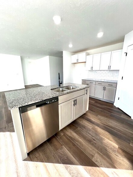 Island, Dishwasher, Pantry - 800 Hoffman Hills Blvd