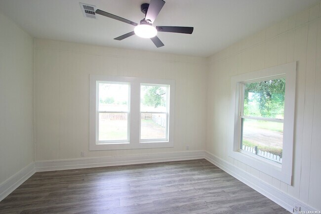 Building Photo - 106 N Pear St