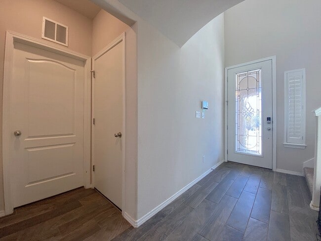 Building Photo - Gorgeous 4bed/3.5bath with 2 Master Bedrooms!