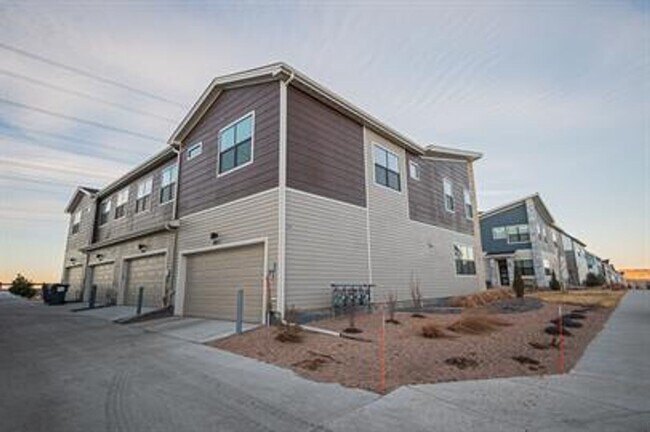 Building Photo - Modern 3 Bed/ 2.5 Bath Townhome in Sterling Ranch