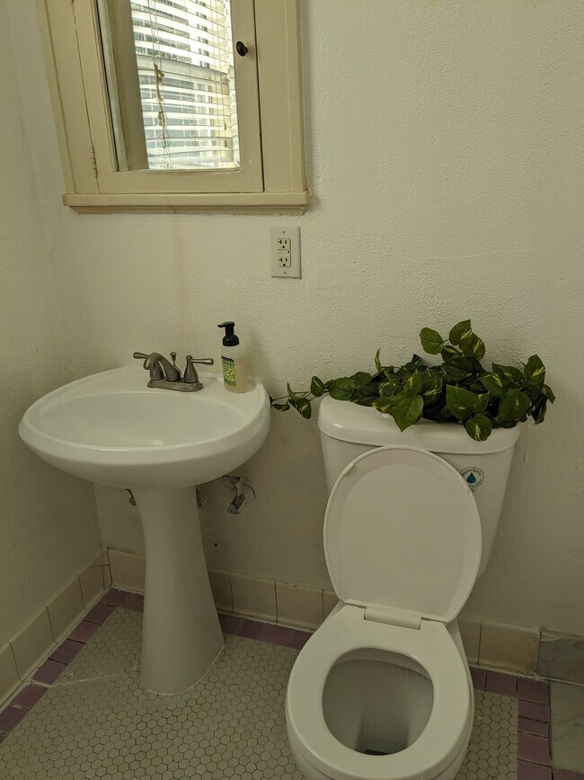 Building Photo - 510 W Gramercy Pl