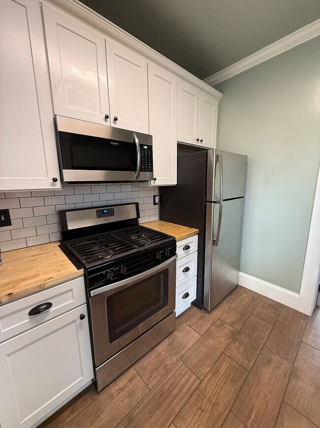 Building Photo - Remodeled 3 Bed 2 Bath Spokane Home w/ Large Fully-Fenced Yard + Huge Chicken Coop/Run & Garden!