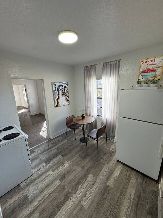 Building Photo - 6th St