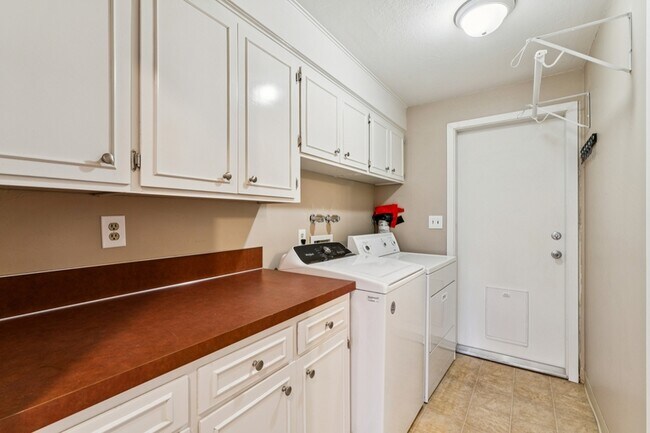 Building Photo - 420 S Five Mile Rd