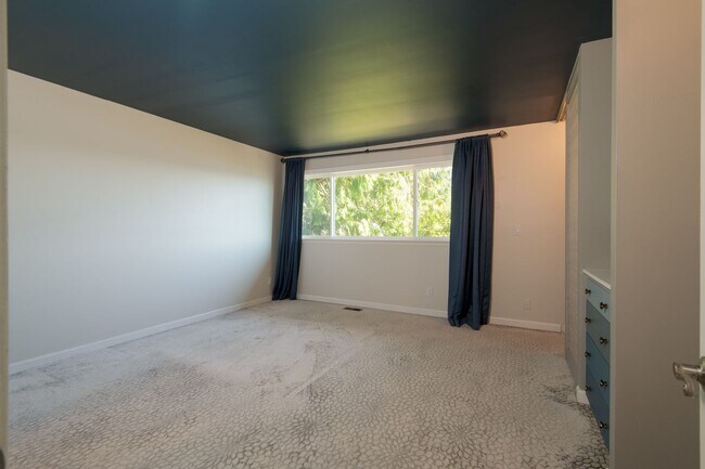 Building Photo - Exceptional Bellevue Home | Lake Sammamish Views | 5 Bed | 3 Bath | 3,380 Sq Ft