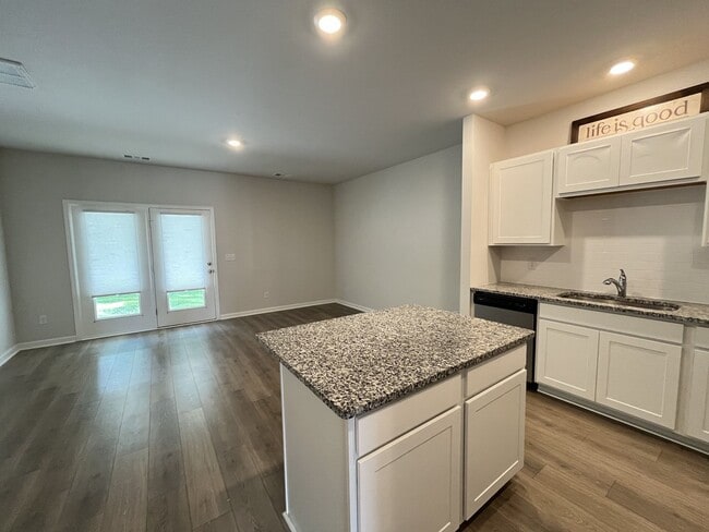 Building Photo - Townhome less than 2 miles from Downtown C...