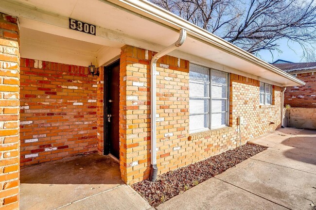 Building Photo - "Charming 2-Bedroom Duplex with Granite El...