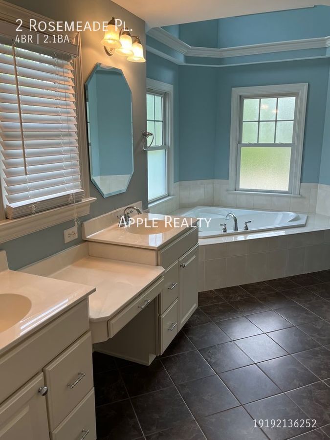 Building Photo - 2 Rosemeade Pl