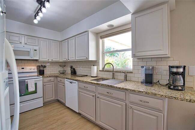 Building Photo - 556 Baffin Dr