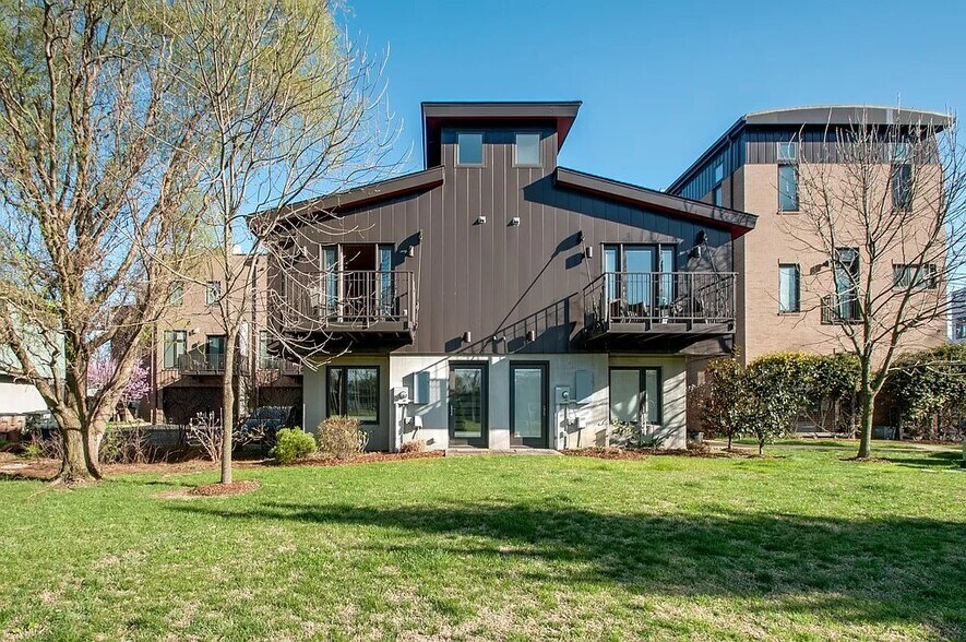 Building Photo - 324 Van Buren St