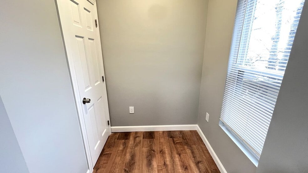 Building Photo - 31 Ridgeway St