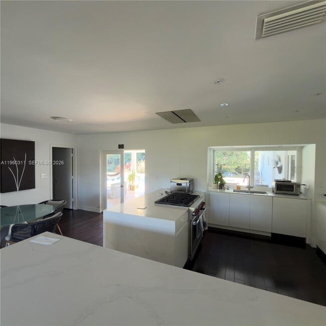 Building Photo - 11030 SW 42nd Ct