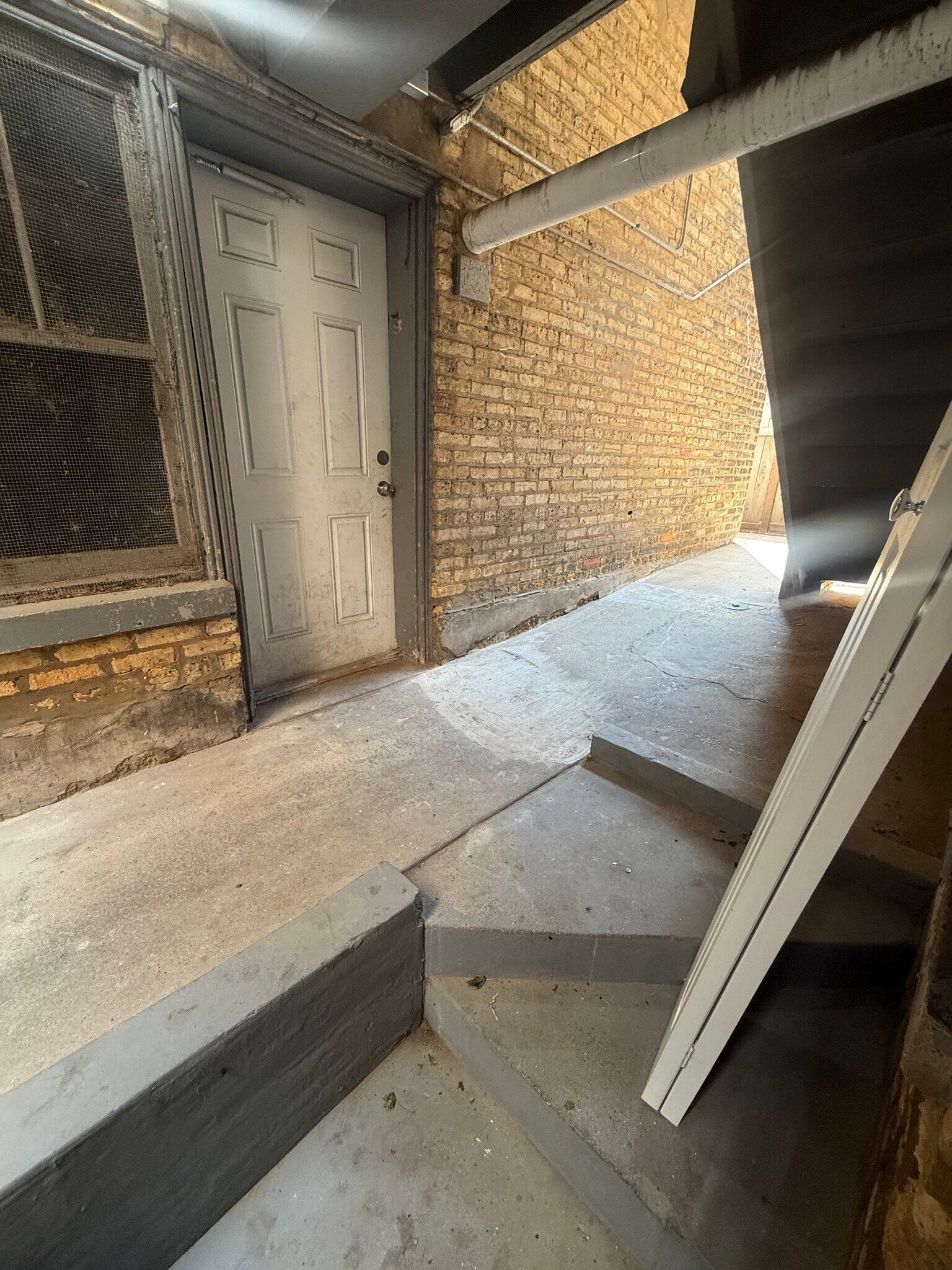 Building Photo - 1421 W Hutchinson St