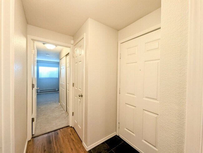 Building Photo - 2Bd/1.25Ba Shoreline Condo