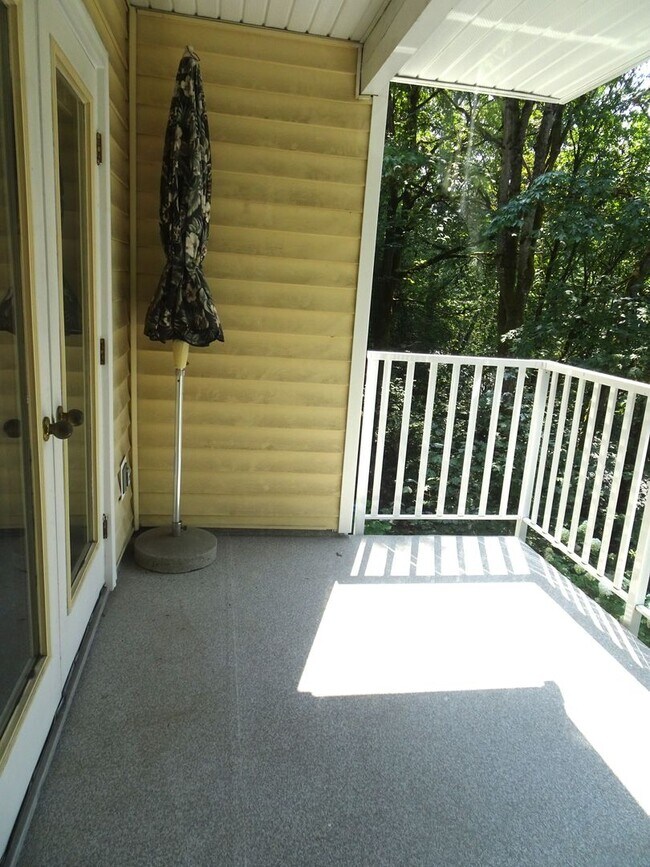 Building Photo - Modern 2-Bedroom Condo in Bellevue’s Merce...
