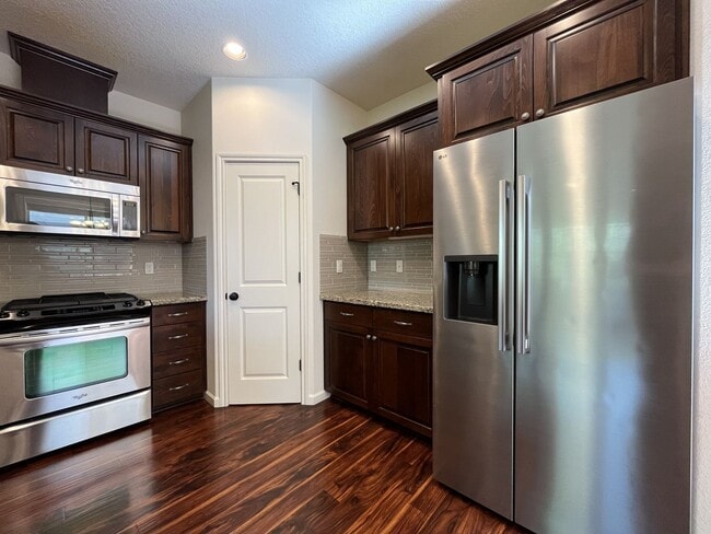 Building Photo - 3BD/3BA Bethany Home with Vaulted Ceilings, Stainless Appliances & Gas Fireplace