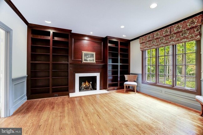 Building Photo - 8001 Greenwich Woods Dr