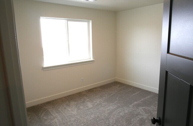 Building Photo - 421 E 200 N