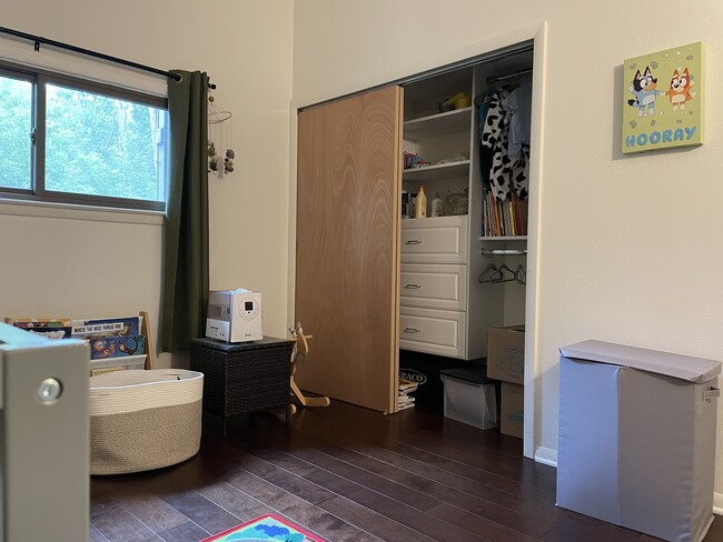 Building Photo - 1721 N High Point Rd