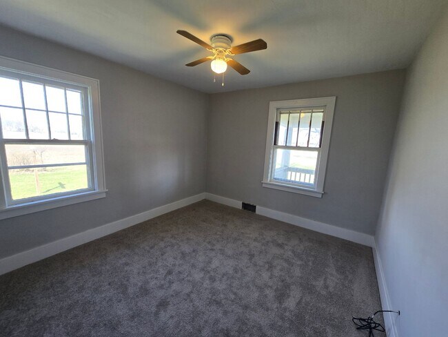 Building Photo - Large 4 Bedroom Farmhouse