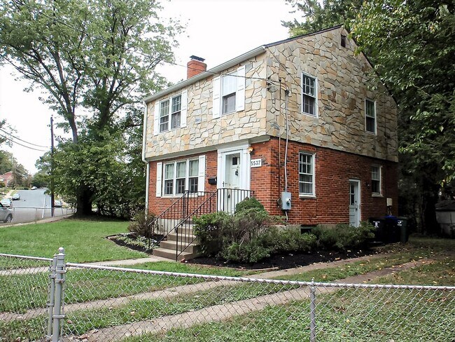 Building Photo - Ideal 3 Bedroom 2 Bath Colonial Just Over ...