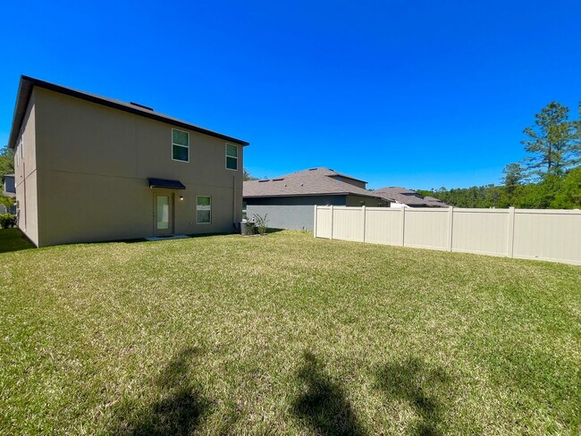Building Photo - Sapcious 5-Bedroom Home In Quiet Lakeland ...