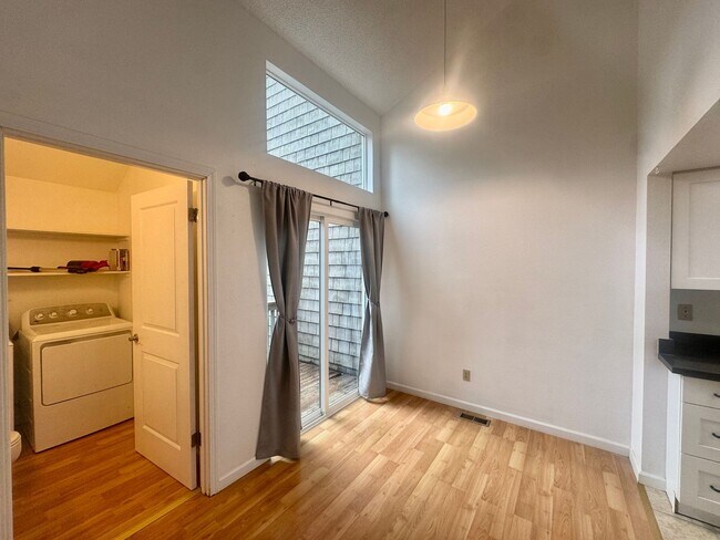 Building Photo - AK Duplex