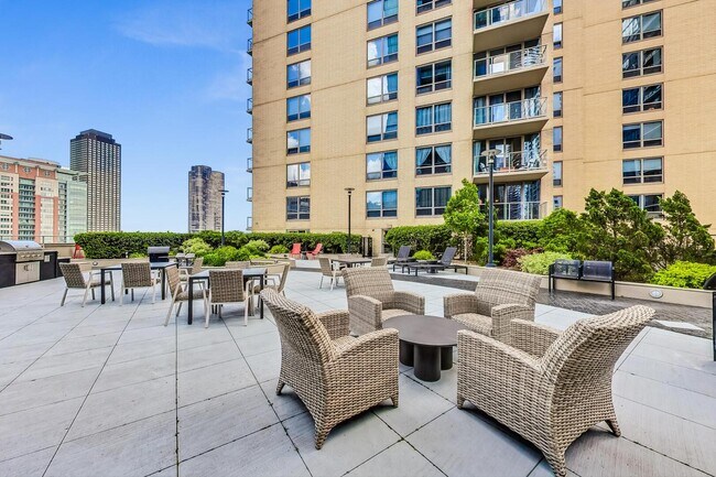Building Photo - 420 E Waterside Dr