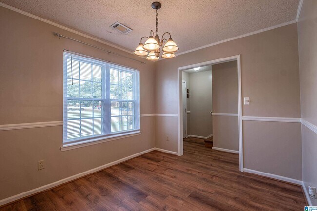 Building Photo - 1402 Applegate Dr