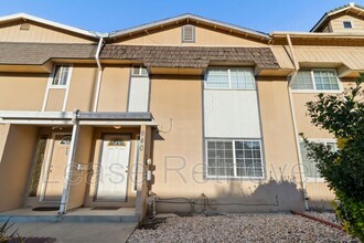 Building Photo - 940 Palm Cir