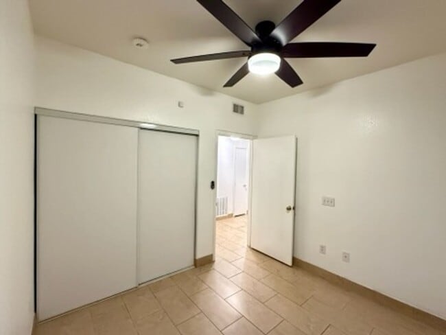 Building Photo - Super cute 3/2 Townhouse Near Durango & 95