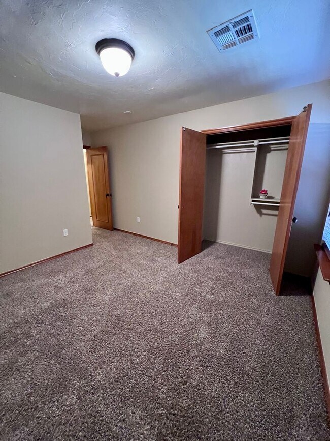 Building Photo - Beautiful home in Heatherwood addition in Moore!