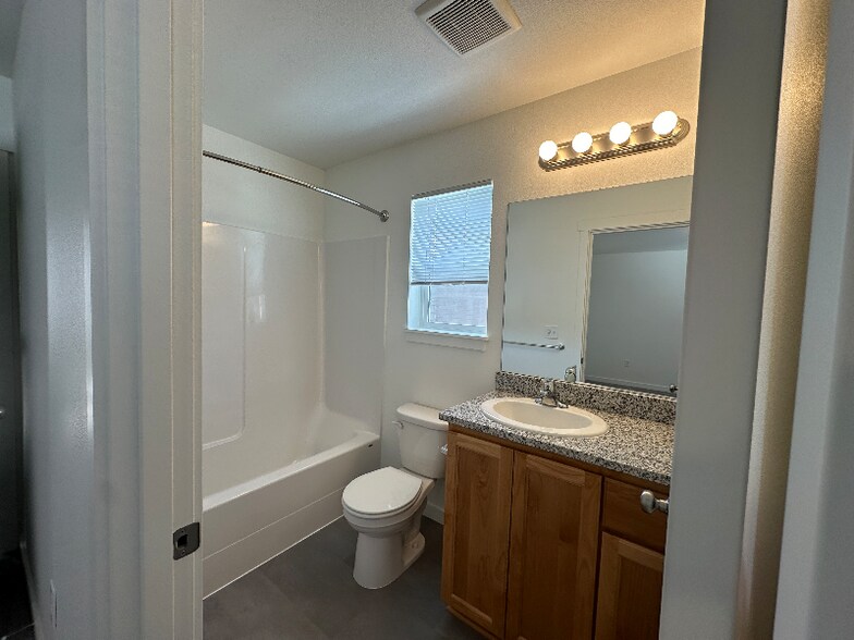 Building Photo - 679 NE Autumn Ridge Dr