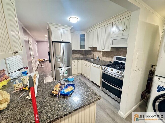 Building Photo - 39 Hillcrest Ave