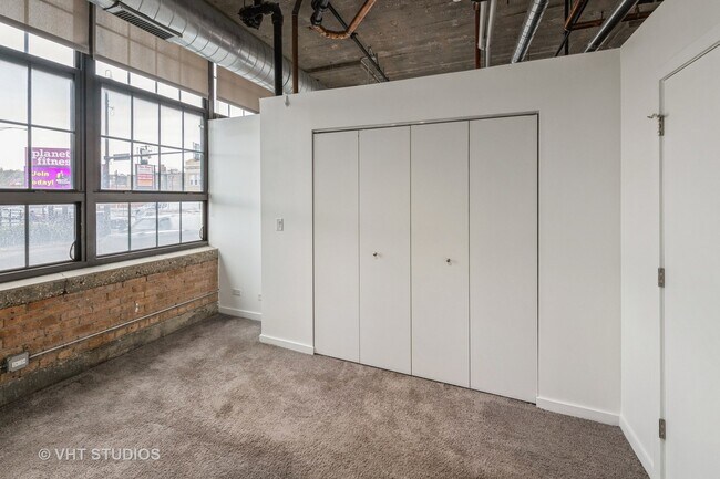 Building Photo - 3963 W Belmont Ave