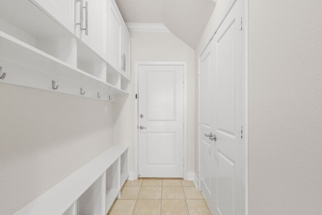 Building Photo - Luxury & Location: Spacious Home Minutes f...