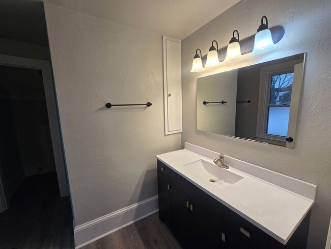 Building Photo - VIDEOTOUR: Gorgeous Victorian 4-bedroom home with Huge Garage! PETS WELCOME