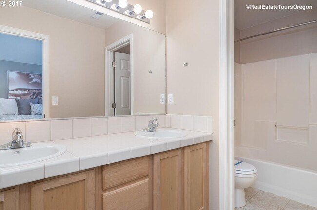 Building Photo - 1407 SW 175th Ave