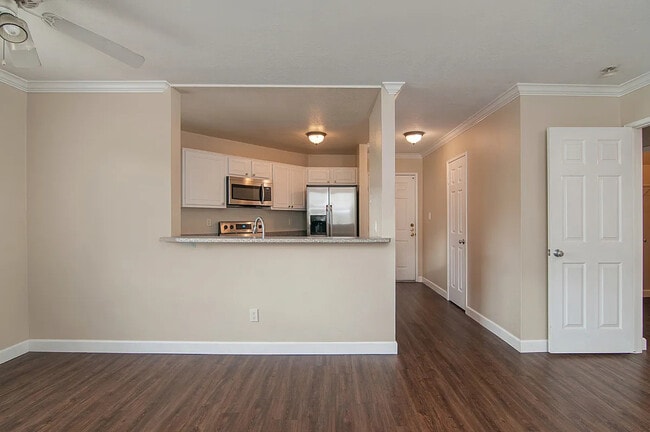 Building Photo - 7405 Charmant Dr